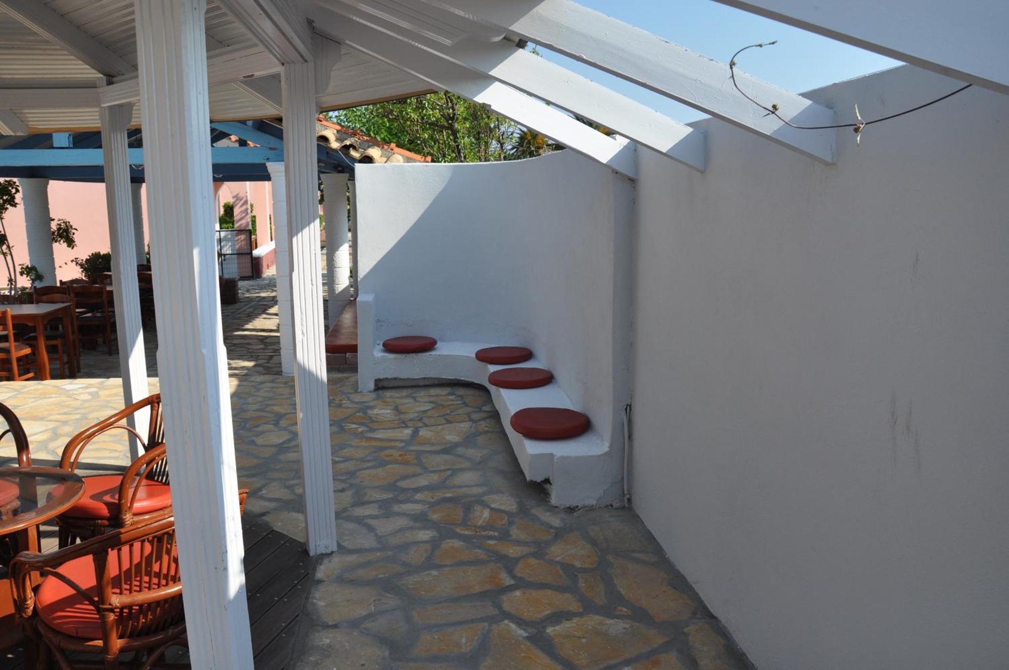 Tassos Apartments コルフ島 エクステリア 写真