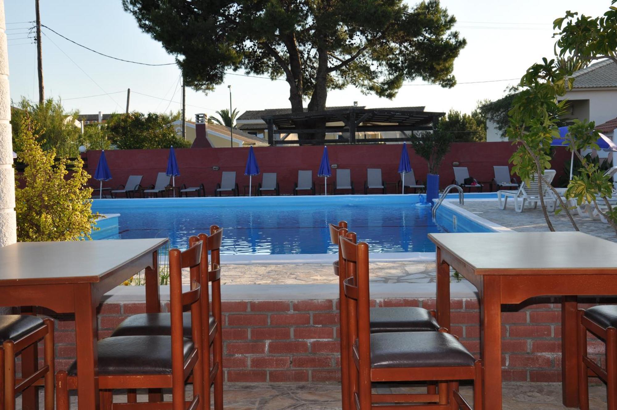Tassos Apartments コルフ島 エクステリア 写真