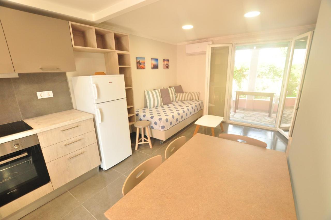 Tassos Apartments コルフ島 エクステリア 写真